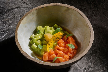 Тартар из лосося, соус верде, щучья икра 