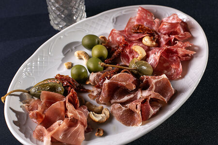 Тарелка итальянских деликатесов