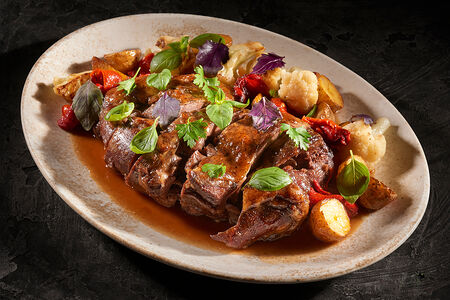 Лопатка ягненка из печи и сезонные овощи