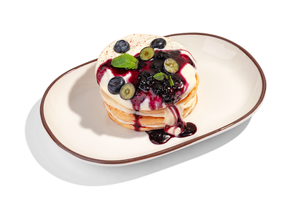 Панкейки с голубикой и черничным вареньем