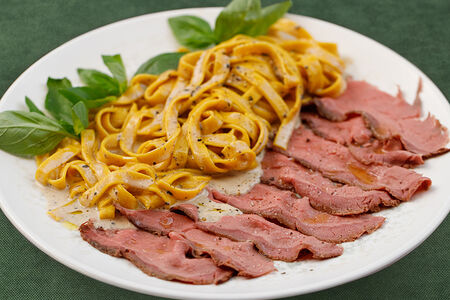 Тальятелле со сливочно-трюфельным соусом и ростбифом