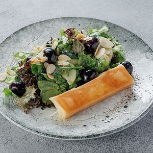 Салат с жареным камамбером