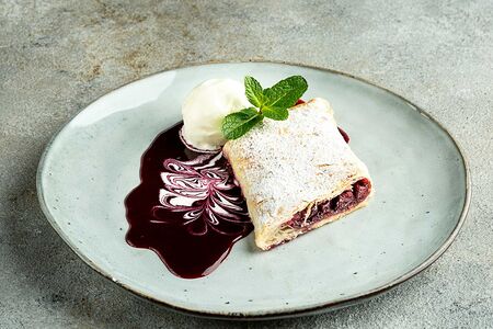 Штрудель вишневый