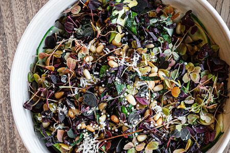 Салат с трюфелем, мисо и кедровым орехом