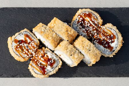 Жареный ролл с лососем 