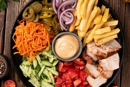 Шаверма на тарелке со свининой сырная