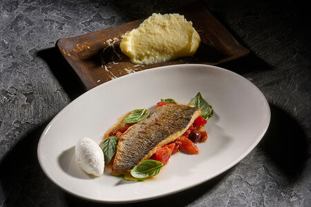 Сибас, соус маринара, картофельное пюре 