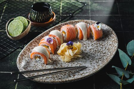 Ролл с лососем и обожженным сахаром