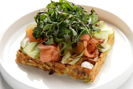 Кабачковая вафля с лососем