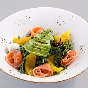 Салат с лососем и рукколой