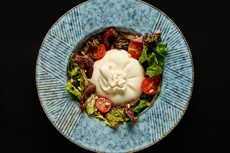 Буратта с овощами и кизиловой пастой