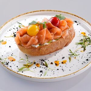 Брускетта с лососем