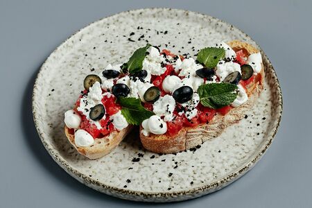 Брускетта с томатами конкасе, сыром фета и ягодами