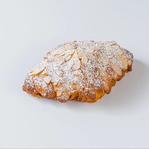 Круассан с миндальной начинкой