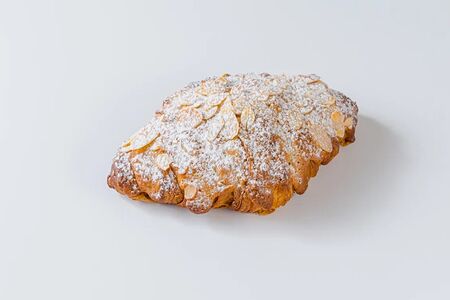 Круассан с миндальной начинкой