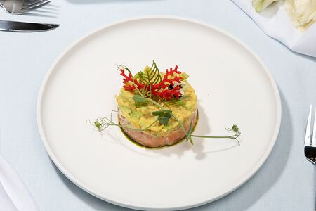 Тартар из лосося с авокадо