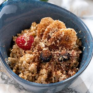 Цельнозерновая овсяная каша с ягодами, бананом, орехом и шоколадом