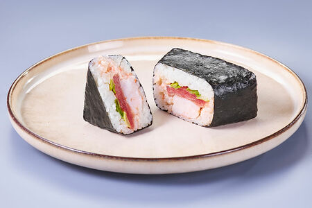 Онигири с тунцом, креветкой и зеленым луком