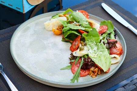 Салат с лисичками, кальмаром и чоризо 