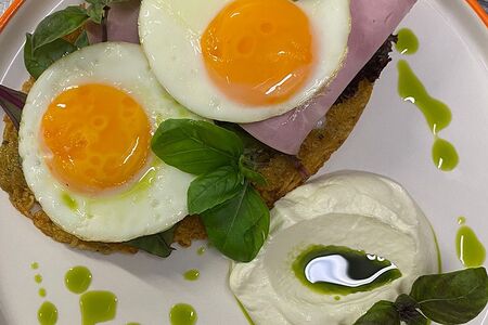 Драник с глазуньей и ветчиной из индейки