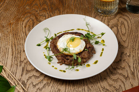 Бифштекс с яйцом