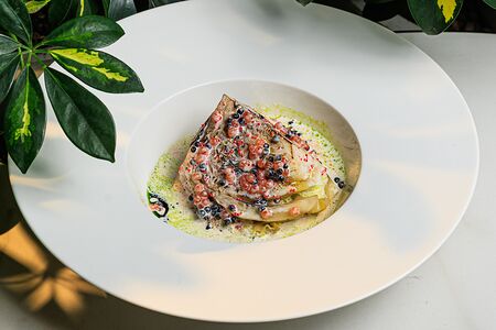 Стейк из молодой капусты со сливочно-икорным соусом 