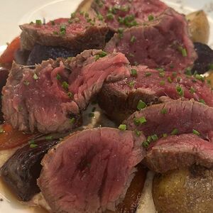 Телячья вырезка с печеными овощами и соусом тоннато