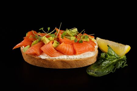 Брускетта с лососем 