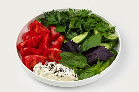 Розовые томаты и огурцы с чесночным соусом и кариб