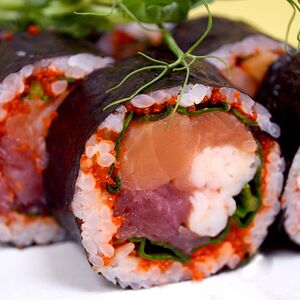 Ролл много рыбы