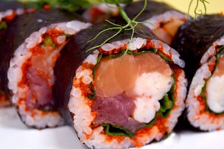 Ролл много рыбы