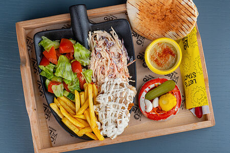 Шаверма с курицей на тарелке