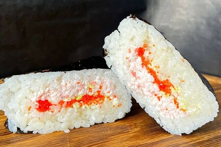 Онигири с крабом