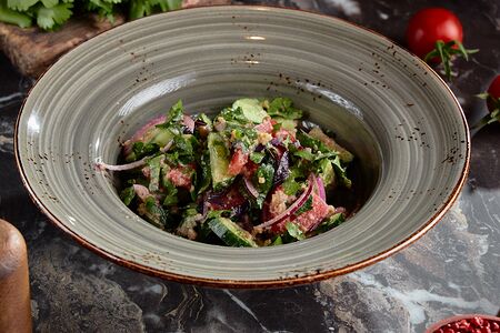 Грузинский овощной салат с орехами