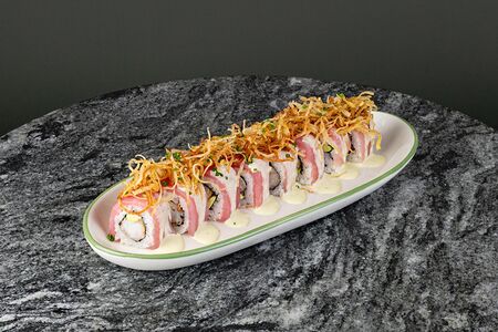 Тунец с креветкой и соусом халапеньо