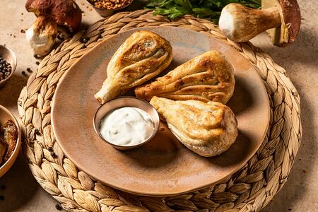 Жареные хинкали с вешенками, белыми грибами и сулугуни
