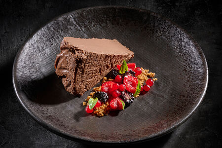 Баскский шоколадный чизкейк, ягоды 