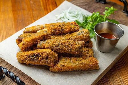 Хрустящие бараньи ребра с соусом сацибели