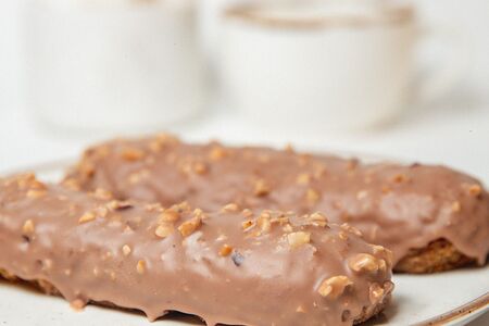 Шоколадный эклер с пралине и лесным орехом