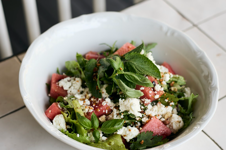 Салат с арбузом и козьим сыром