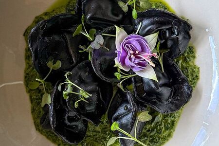 Пельмени Black-ям на подушке из шпината с золотом