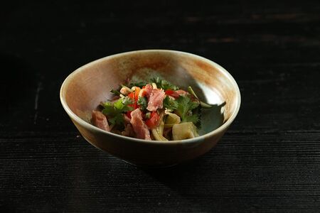 Салат с тунцом и свежими овощами