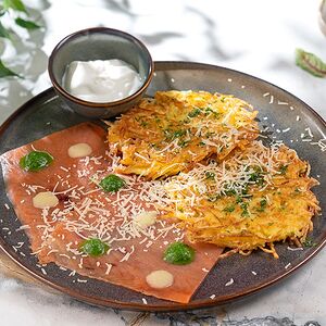 Драники с диким лососем и копченой сметаной