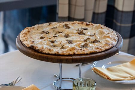 Пицца с черным трюфелем