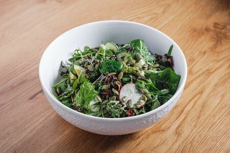 Большой зеленый салат