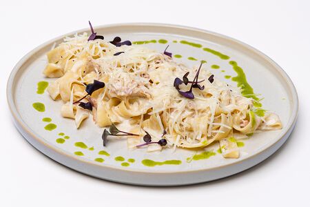 Паппарделле в сливочном соусе с лисичками и беконом