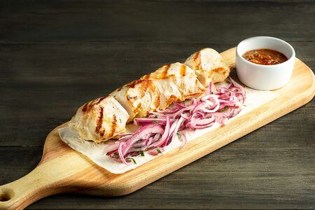 Шашлык из куриной грудки с соусом сацебели