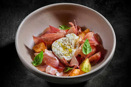 Цветные томаты, буррата, пармский окорок