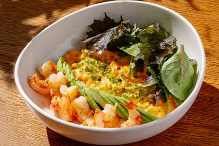 Скрембл с лангустинами и авокадо