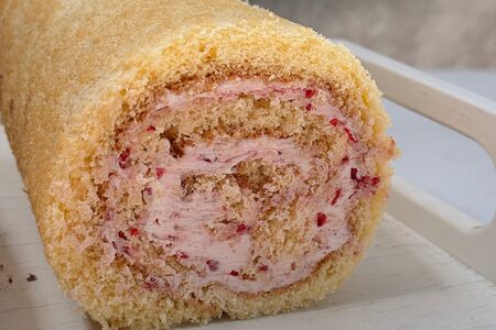 Рулет ванильный с малиной 